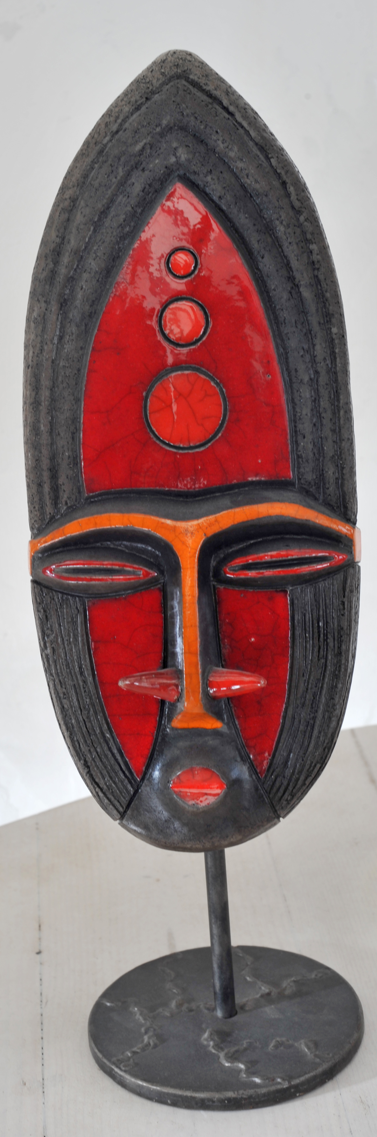 Masque céramique Raku H35cm avec socle metal et verre H60cm
